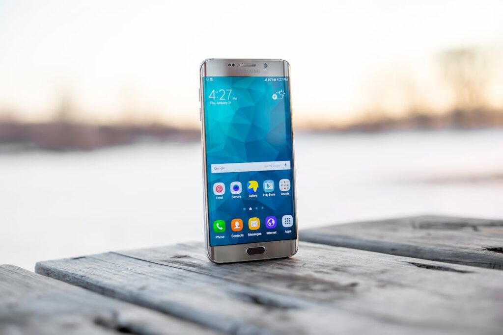 Smartphone Android usado em mesa
